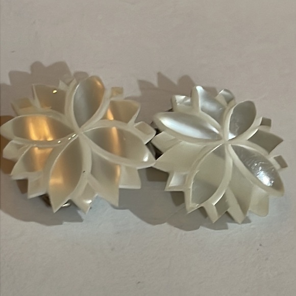 Mother of Pearl on silver tone Clip backs. Vintage. - Picture 3 of 4